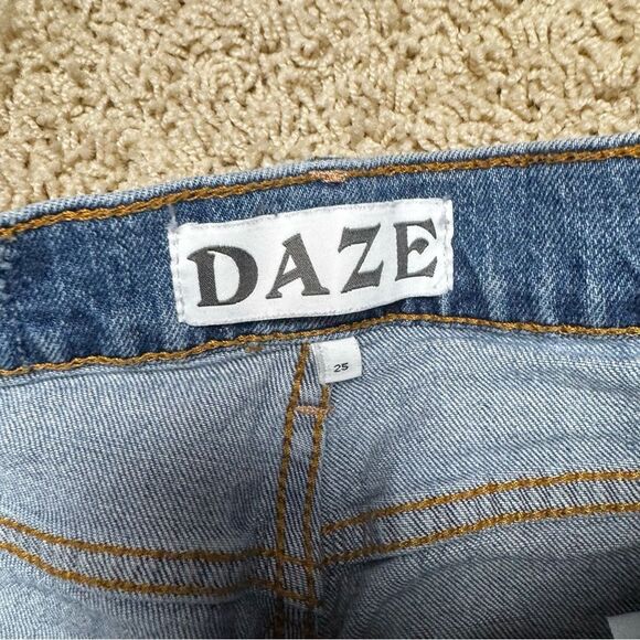 Daze Straight Leg  Distressed Ankle Jeans size 25 - Picture 4 of 8